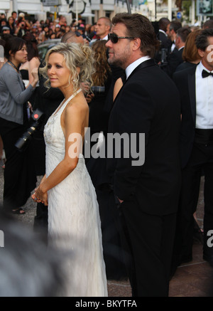 RUSSELL CROWE & Frau DANIELLE SPENCER ROBIN HOOD PREMIERE CANNES FILM FESTIVAL 2010 PALAIS DES FESTIVAL CANNES Frankreich 12 Mai Stockfoto