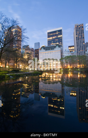 Blick nach Süden vom Gapstow Brücke über den großen Teich im Plaza Hotel in der Morgendämmerung im Central Park. Stockfoto