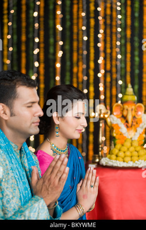 Paar an Diwali beten Stockfoto