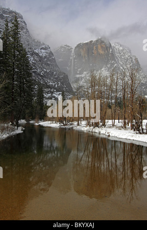 Yosemite Falls spiegelt sich in Merced River nach einem Feder-Sturm vom Swinging Bridge im Yosemite National Park gesehen. Stockfoto