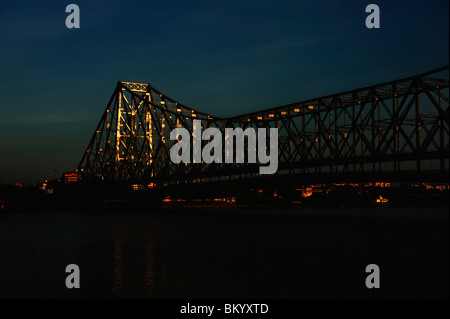 Niedrigen Winkel Blick auf eine Howrah Brücke Hooghly River, Kolkata, Westbengalen, Indien Stockfoto
