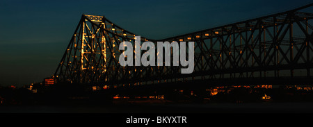 Niedrigen Winkel Blick auf eine Howrah Brücke Hooghly River, Kolkata, Westbengalen, Indien Stockfoto