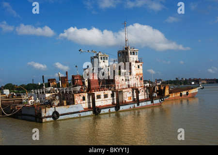 Rostige Boot im Fluss Hooghly River, Kolkata, Westbengalen, Indien Stockfoto