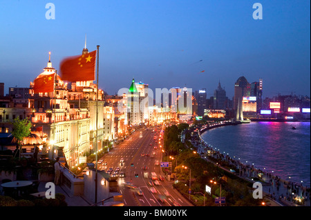 Huangpu-Fluss in der Nacht, Blick von der Dachterrasse, drei auf den Bund, Nationalflagge Stockfoto