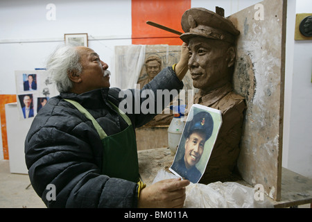 Fu Shou Yuan Friedhof, Künstler, Friedhof während der Ching Ming Festival, Künstler Wang Song Yin, 5. April, Skulptur von einem Grabstein Stockfoto