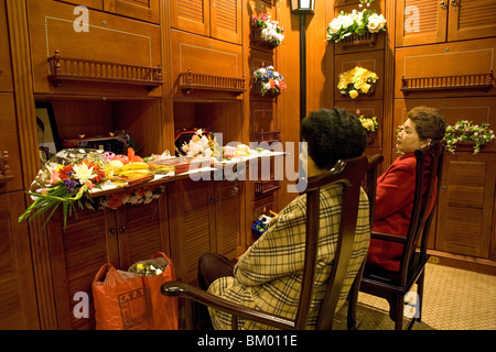 Fu Shou Yuan Friedhof, Friedhof während der Ching Ming Festival, Gebete für die Toten, Vorfahren, Innenaufnahme der Grabkammer, ein roo Stockfoto