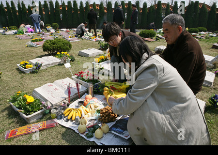 Fu Shou Yuan Friedhof, Friedhof während der Ching Ming Festival, Gebete für die Toten, Vorfahren, Familienangebote Essen, Wein, Obst, die Stockfoto