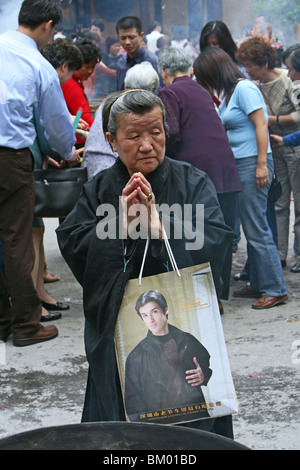 Longhua Tempel, Longhua Tempel und Pagoden, älteste und größte buddhistische Tempel in Shanghai, alte Dame mit modischen einkaufen ba Stockfoto