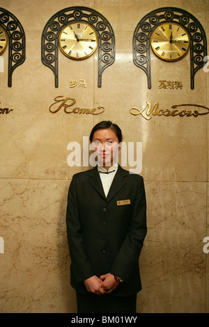 Peace Hotel, Lobby, Gästeservice, internationale Zeit, Zeitzone Stockfoto