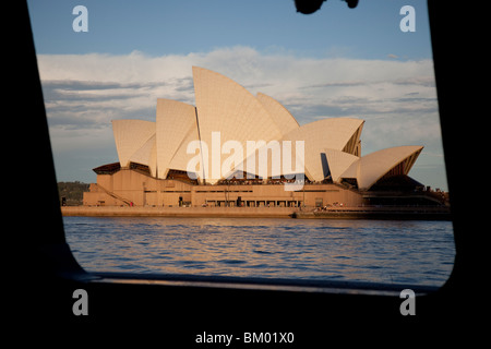 Alternative Ansicht des Sydney Opera House, umrahmt von Übersee Passagierterminal in the Rocks. Stockfoto