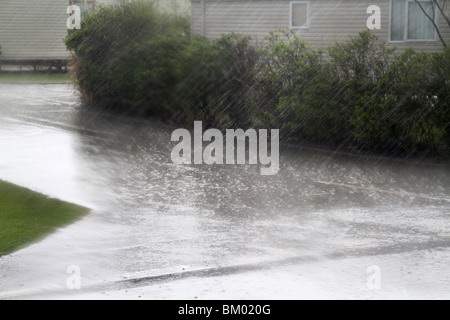 Starker Regen auf einem Campingplatz Urlaub für große statische Wohnwagen. Stockfoto