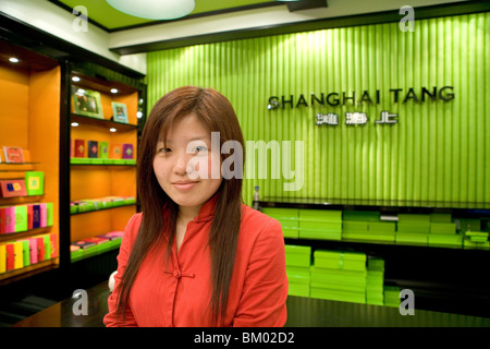 Tang, Xintiandi, Hong Kong, David Tang, Shop, alte China-Mode, Mao Art, Haushaltswaren, Verkäuferin Stockfoto