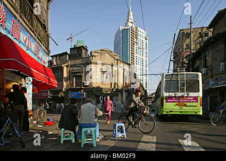 Hongkou Quartal Shanghai, Straßenecke, Highrise, Frühstück Stockfoto