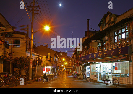 Hongkou Quartal Shanghai, Straße, Highrise, Fahrrad, Straße, Geschäfte, Pudong, Skyline, Pearl Orient, street Light, Straßenlaterne, Mo Stockfoto