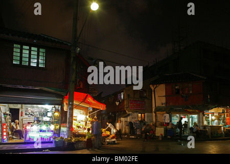 Hongkou Quartal Shanghai, Nachtmarkt, Straßenecke, Geschäfte, Straßenlaterne, Straßenlaterne Stockfoto