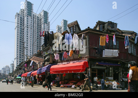 Hongkou Quartal Shanghai, Straßenecke, Wäscheleine, Wäscherei, Hochhaus Stockfoto