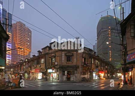 Hongkou Quartal Shanghai, Kreuzung, Straßenecke, Highrise, Straße, Geschäfte, Gerüste Stockfoto