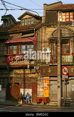 Hongkou Quartal Shanghai, Straßenecke, Straßenkehrer, Morgenlicht, Verkehrszeichen, Autos verboten Stockfoto