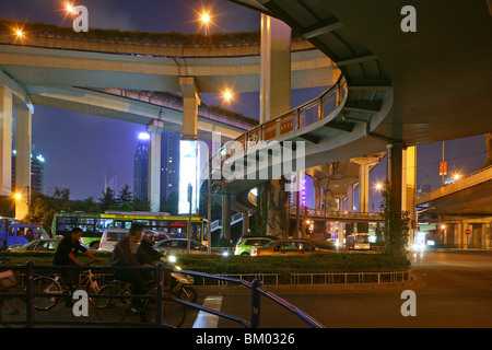 Gaojia Autobahn, Gaojia, erhöhte Schnellstraßensystem, Brücke, Im Zentrum von Shanghai, Schnellstraße, Puzzle konkrete Spuren Stockfoto