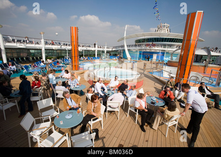 Poolbar & Haupt-Pool-Bereich auf Deck 11, Kreuzfahrtschiff Freedom Of The Seas, Royal Caribbean International Cruise Line Stockfoto