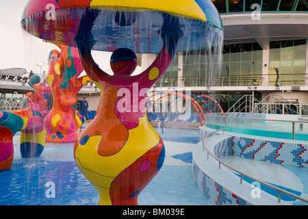 Bunte Wasserfontänen in H2O Zone-Pool-Bereich auf Deck 11, Freedom Of The Seas Kreuzfahrt Schiff, Royal Caribbean International Cruise Stockfoto