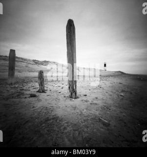 Einsame Gestalt am Strand am Meer Spurn Head Punkt, East Yorkshire Stockfoto