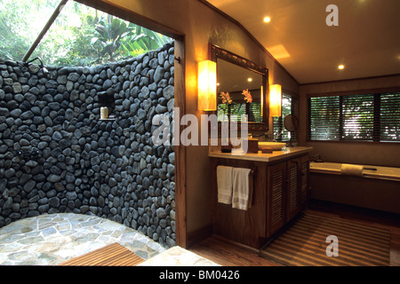 Luxuriöses Badezimmer mit Dusche im Freien, der Wakaya Club, Wakaya Island, Lomaiviti Group, Fidschi Stockfoto