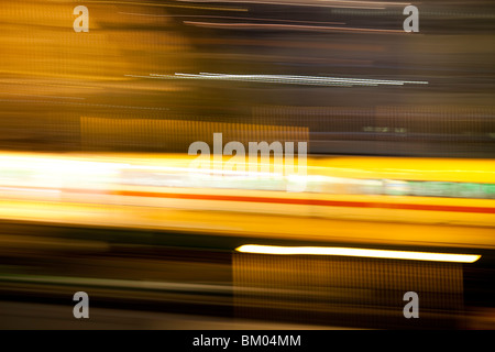 Panning Shot einer Straßenbahn bei Nacht, Berlin, Deutschland Stockfoto
