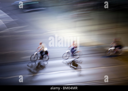 Panning Shot von Radfahrern bei Nacht, Berlin, Deutschland Stockfoto