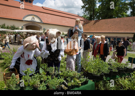 Masken bei einem Gartenfest Schloss Fasanerie, Nahe Fulda, Rhön, Hessen, Deutschland Stockfoto