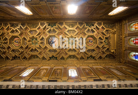 Kassettendecke aus Santa Maria in Trastevere Basilika, von Domenichino im 17. Jahrhundert entworfen. Rom. Stockfoto