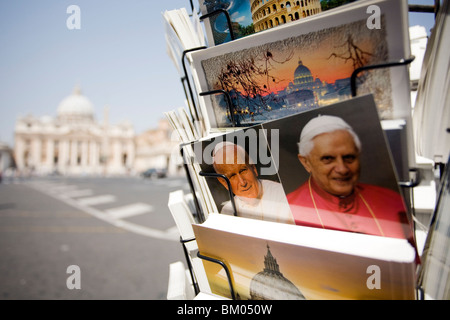 Vatikan Postkarten mit dem Bild der Päpste Benedikt XVI. und Johannes Paul II., Vatikan Stockfoto