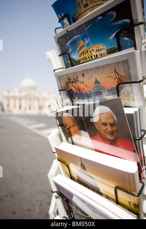 Vatikan Postkarten mit dem Bild der Päpste Benedikt XVI. und Johannes Paul II., Vatikan Stockfoto