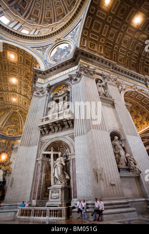 Innenraum der St. Peter Basilika Saint Helen mit einem Kreuz, Statue von Andrea Bolgi (1635) Stockfoto