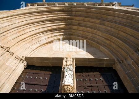 Niedrigen Winkel Ansicht der spitzbogigen Türöffnung von Caceres Kathedrale, Spanien Stockfoto