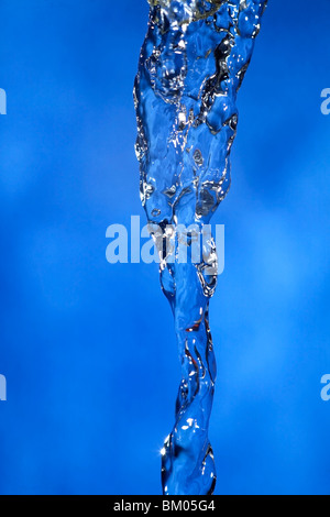 Nahaufnahme von gefrorenem Wasser, mit schönen blauen Hintergrund. Ideal für Getränke, frische und kosmetischen Themen. Aufgenommen mit technischen f Stockfoto