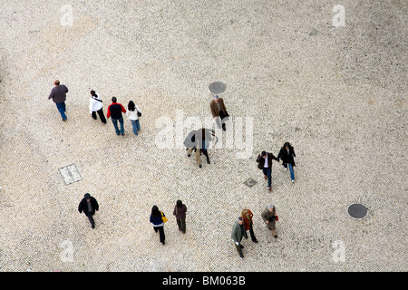 Luftaufnahme von Menschen zu Fuß auf Restauradores Platz, Lissabon Stockfoto