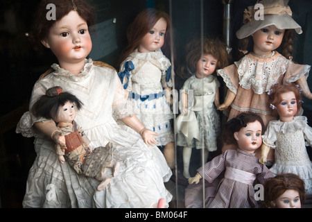 Vintage Porzellan-Puppen auf einem Schaufenster ausgesetzt, CalÁada Combro, Lissabon Stockfoto