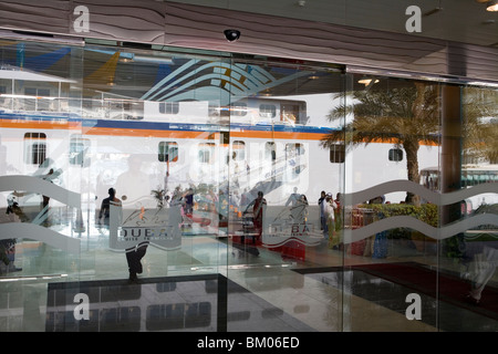 Dubai Cruise Terminal-Fenster Reflexion, MS Europa, Dubai, Vereinigte Arabische Emirate Stockfoto