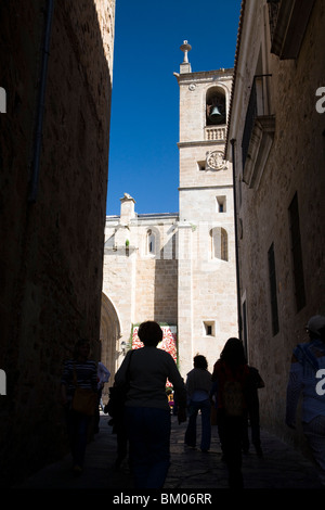 Gassen in Caceres, Spanien mit Silhouetten von Menschen Stockfoto