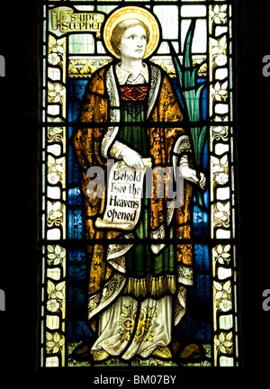 St. Stephen dargestellt in Glasmalerei an der 13. Jahrhundert mittelalterliche Kirche der Heiligen Laurentius Canon Pyon Herefordshire Stockfoto