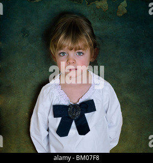 Ein junges Mädchen tragen ein weißes Baumwoll-Shirt und eine schwarze Schleife Stockfoto