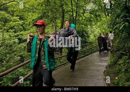 Weg und Treppe, Träger mit Limousine Stühle, Berge, Emei Shan, China, Asien, Weltkulturerbe, UNESCO Stockfoto