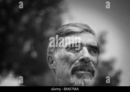 Nachdenklich senior Mann hinter der Kamera mit einem skeptischen besorgt ängstlich Blick auf seinem Gesicht Stockfoto