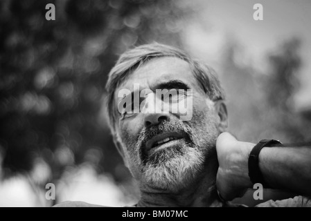 Nachdenklich senior Mann hinter der Kamera mit einem skeptischen besorgt ängstlich Blick auf seinem Gesicht Stockfoto