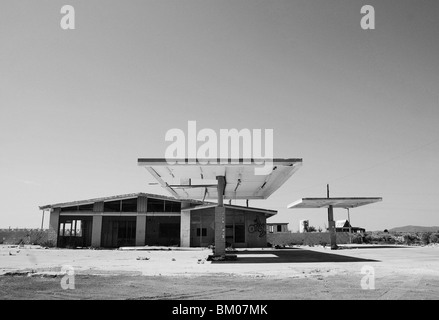 Arizona verlassene Gebäude Tankstelle Landschaftsarchitektur Markise an zwei Geschütze Geisterstadt auf Route 66 nur östlich von flagstaff Stockfoto