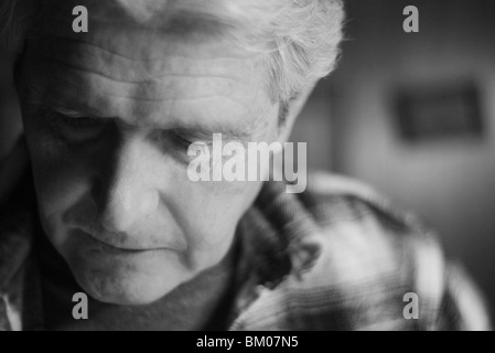 ein nachdenklicher senior Mann konzentriert sich während der Arbeit, ein Porträt in schwarz-weiß, suburban Albuquerque, New Mexico, usa Stockfoto