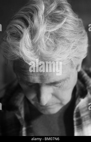 ein nachdenklicher senior Mann konzentriert sich während der Arbeit, ein Porträt in schwarz-weiß, suburban Albuquerque, New Mexico, usa Stockfoto