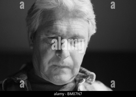 ein nachdenklicher senior Mann konzentriert sich während der Arbeit, ein Porträt in schwarz-weiß, suburban Albuquerque, New Mexico, usa Stockfoto