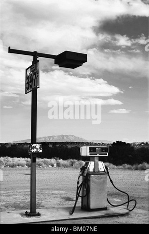 Zapfsäule kontrastiert der natürliche Landschaft am großen Chef Tankstelle, San Ysidro, New Mexiko Stockfoto